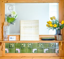 Historischer Spiegel im Vorflur zur Ferienwohnung.